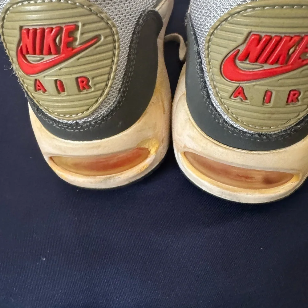 Vintage Women’s Nike Air Sunrise Livestrong 2012 Size 7